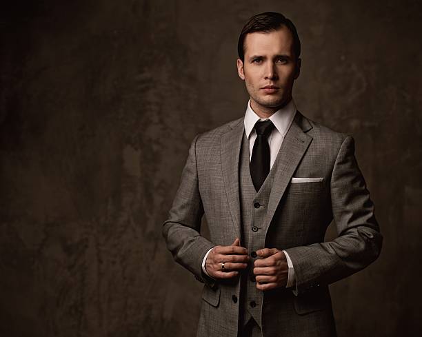 hombre en traje gris - bien vestido fotografías e imágenes de stock