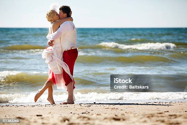 新郎新婦にはビーチにキスをする - 夏のストックフォトや画像を多数ご用意 - 夏, 夫婦, 結婚