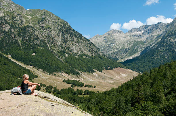 mulher idosa numa excurion - journey footpath exercising effort imagens e fotografias de stock