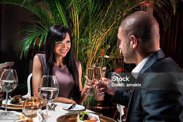 Pareja En El Restaurante Foto de stock y más banco de imágenes de Parejas - Parejas, Riqueza, Acontecimiento