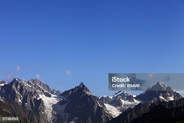 Altas Montañas Y Cielo Azul Foto de stock y más banco de imágenes de Acantilado - Acantilado, Agrietado, Aire libre