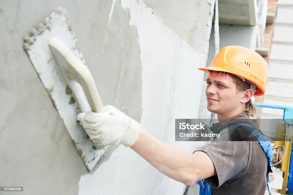 ビルダー plasterer 仕事での正面玄関 - とび職人のロイヤリティフリーストックフォト