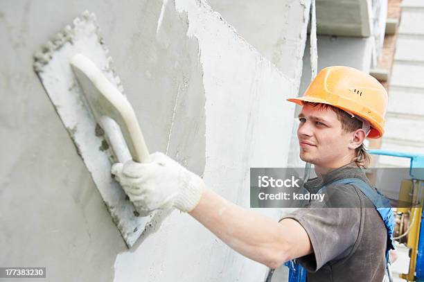 Foto de Plasterer Fachada Builder No Trabalho e mais fotos de stock de Adulto - Adulto, Artesão, Artigo de vestuário para cabeça