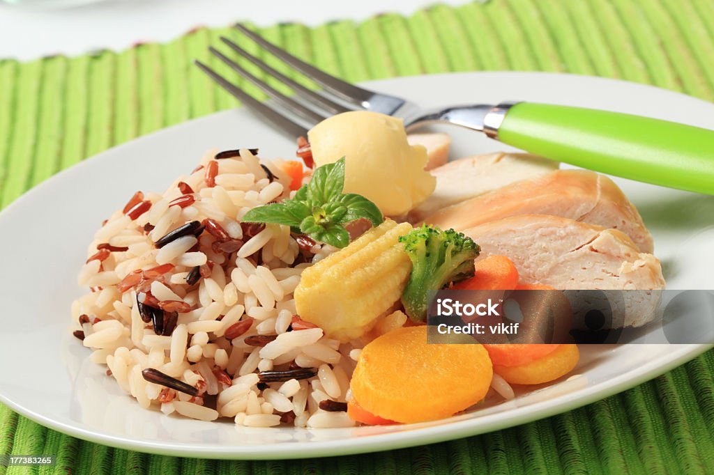 Carne de frango com arroz e misturas de produtos hortícolas - Royalty-free Acompanhamento Foto de stock