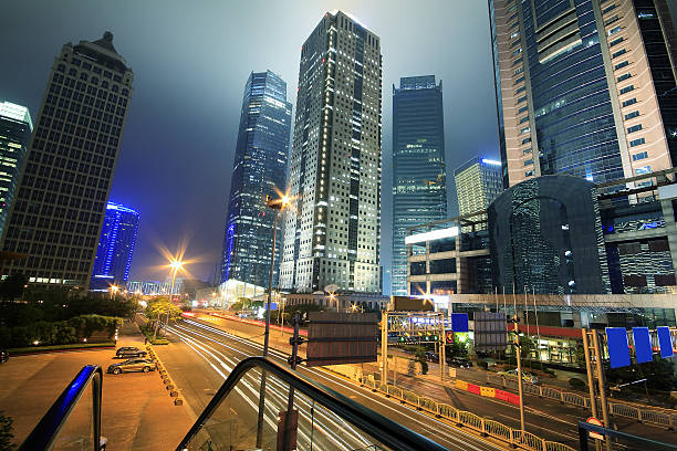 shanghai lujiazui scena notturna - travel urban scene blurred motion shanghai foto e immagini stock