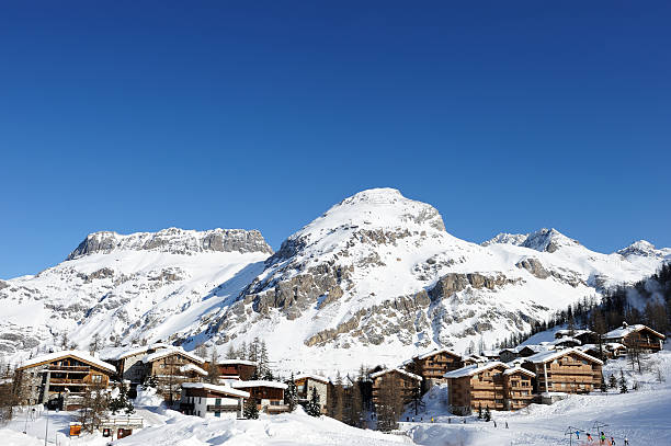 mountain ski resort - ski resort hut snow winter fotografías e imágenes de stock