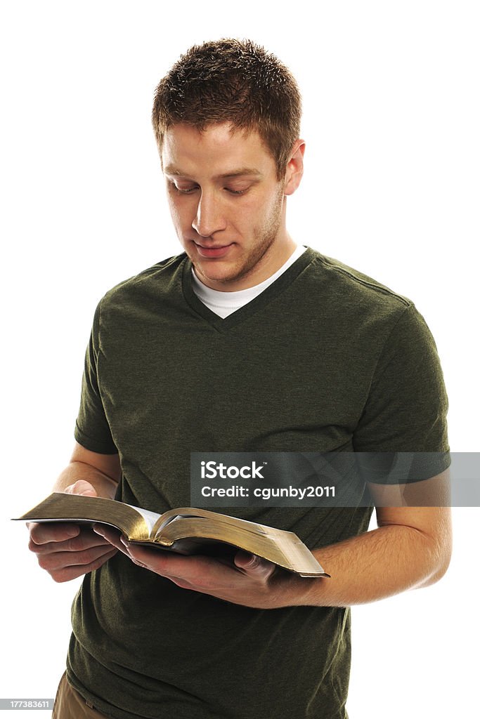 Jeune homme lisant la Bible - Photo de Bible libre de droits
