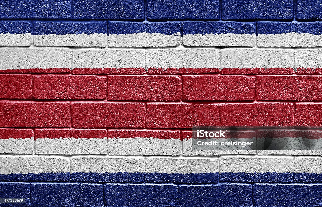 Bandeira da Costa Rica, na parede de tijolos - Foto de stock de Arte, Cultura e Espetáculo royalty-free