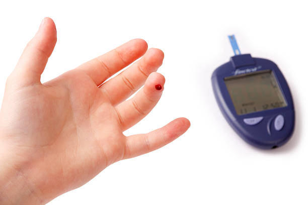 as crianças medidas glucose nível do sangue - hypoglycemia diabetes child hyperglycemia - fotografias e filmes do acervo