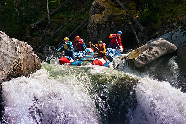 rafting sul fiume di montagna pericolose - extreme sports rafting team sport white water rafting foto e immagini stock