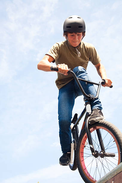bmx en rampa bicycler - bmx cycling sport teenagers only teenager fotografías e imágenes de stock