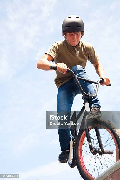 Bmx Bicycler Em Rampa - Fotografias de stock e mais imagens de Ciclismo BMX - Ciclismo BMX, Criança, Rampa - Equipamento Desportivo