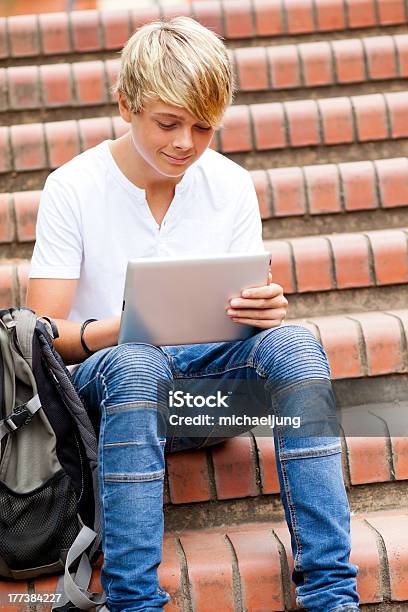 Ragazzo Adolescente Utilizzando Computer Tablet - Fotografie stock e altre immagini di Studente di scuola secondaria - Allievo - Studente di scuola secondaria - Allievo, Usare un tablet, 14-15 anni