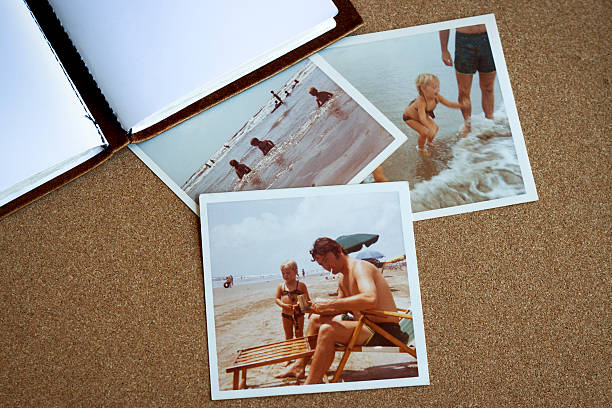 tablica ogłoszeń z lat 70. rodziny zdjęcia na plaży - parent nostalgia photo album people zdjęcia i obrazy z banku zdjęć