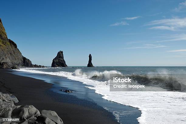 Praia Vulcânica Na Islândia - Fotografias de stock e mais imagens de Ao Ar Livre - Ao Ar Livre, Areia, Azul