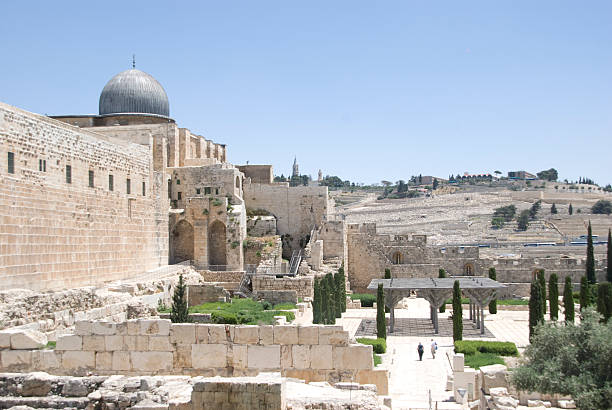 istock jerusalem - al-aqsa-mosque and excavations 177384853