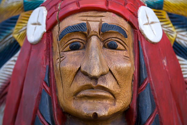 магазин сигар индийский - native american statue wood carving стоковые фото и изображения