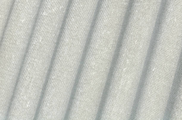 pele enrugada amianto telhado de cimento folha (eternit) - amianto telhado eternit - fotografias e filmes do acervo