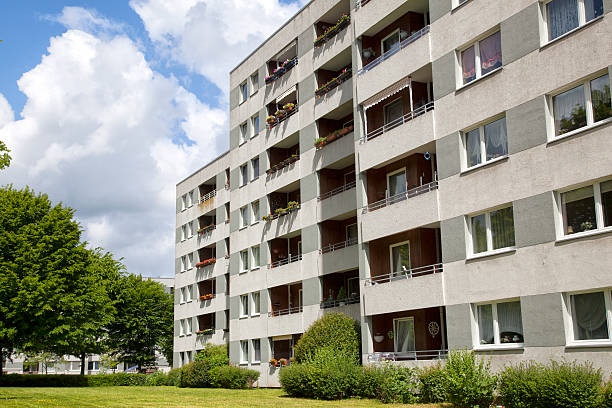 edificio dell'appartamento in germania - plattenbau homes architectural detail architecture and buildings foto e immagini stock