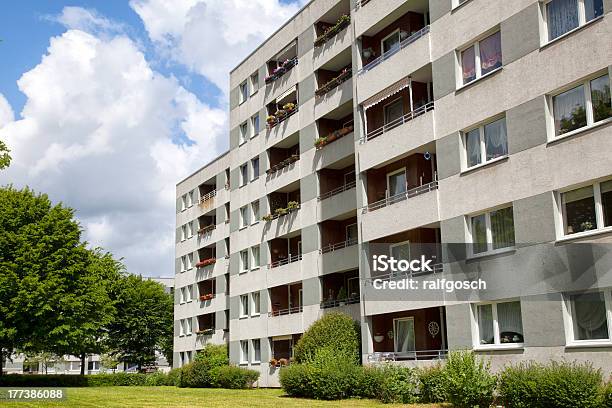 Apartment Building Na Alemanha - Fotografias de stock e mais imagens de Edifício em Laje - Edifício em Laje, Alemanha, Apartamento