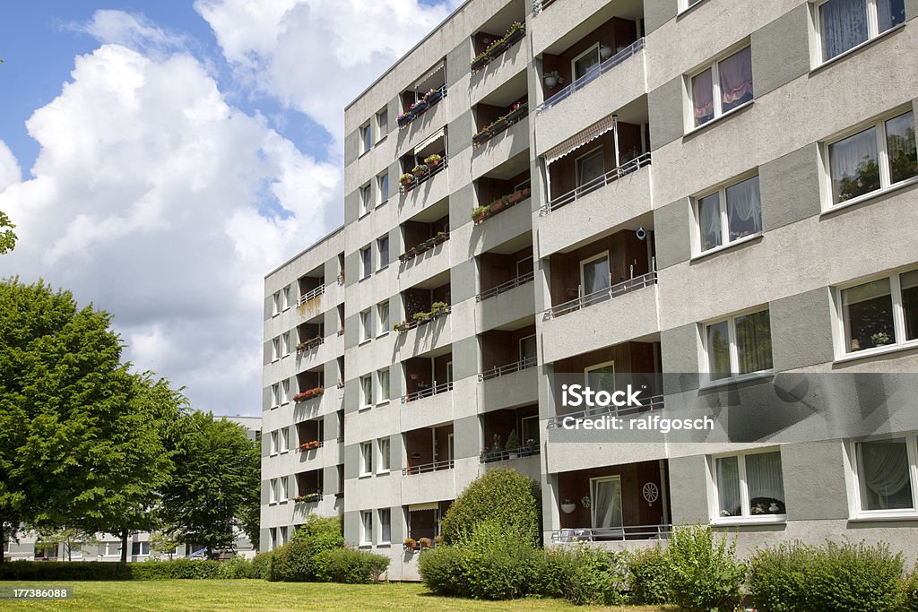 Апартаменты здание в Германии - Стоковые фото Паннельная постройка роялти-фри