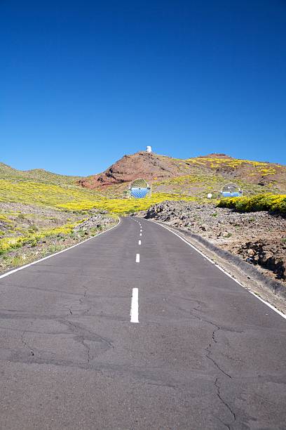 strada di osservatori a la palma - astrophysic foto e immagini stock