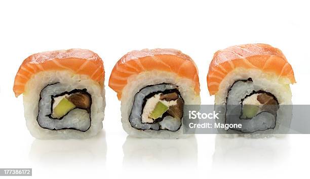 Photo libre de droit de Trois Des Sushis Au Saumon Et À Lavocat banque d'images et plus d'images libres de droit de Aliment - Aliment, Aliment cru, Aliment en portion