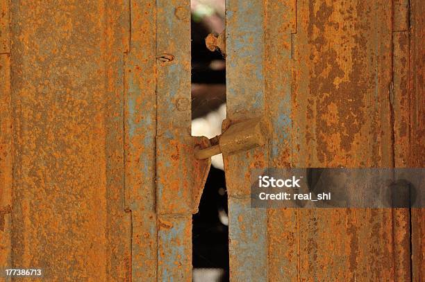 Steel House Tür Stockfoto und mehr Bilder von Abstrakt - Abstrakt, Alt, Altertümlich
