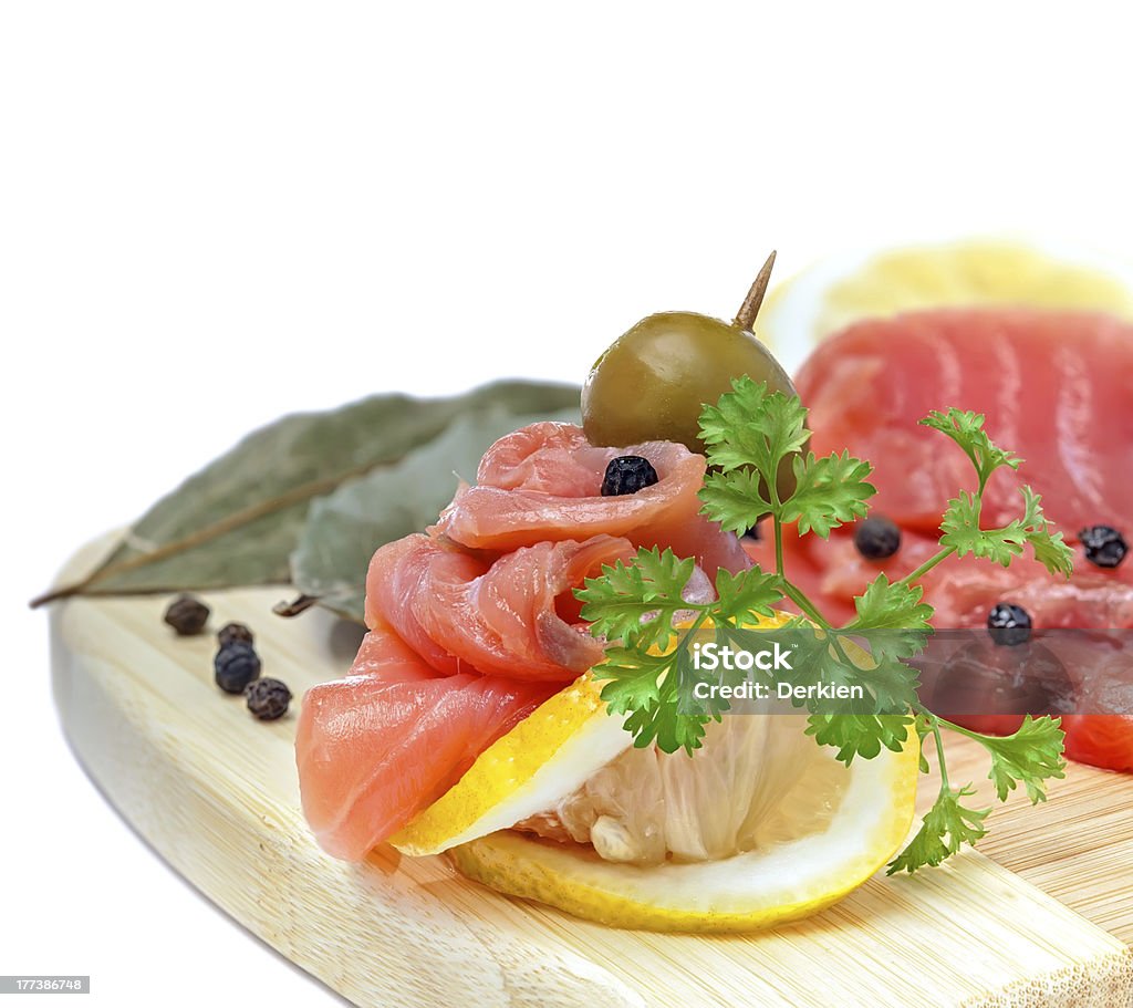 Salmone spuntino sulla tavola di legno - Foto stock royalty-free di Alloro