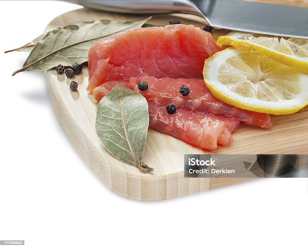 Rodajas de salmón en el tablero de madera - Foto de stock de Alimento libre de derechos