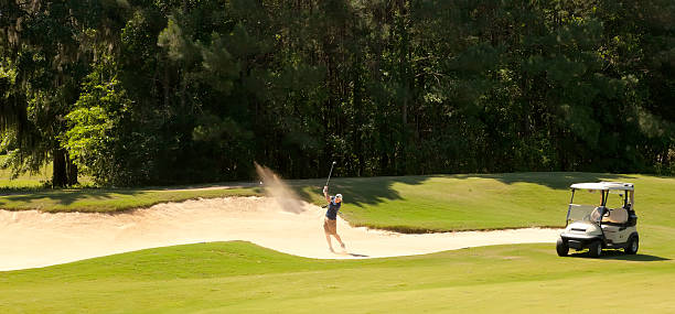 giovane golf nel bunker di sabbia - golf panoramic golf course putting green foto e immagini stock