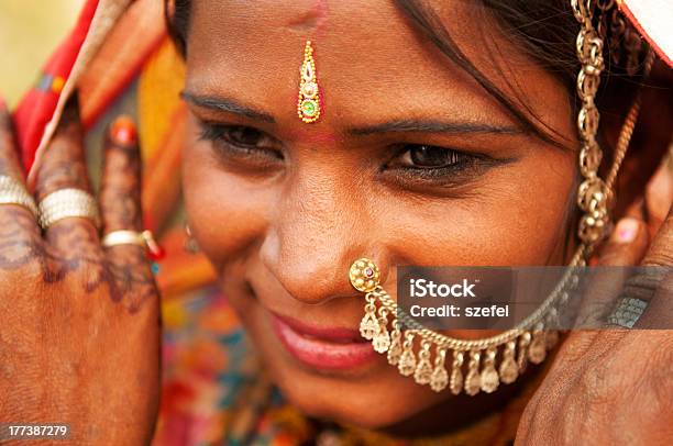 행복함 인도어 여자 여자에 대한 스톡 사진 및 기타 이미지 - 여자, 여자만, 인도-인도아 대륙