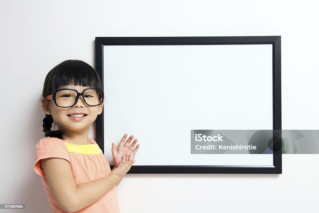 Kleines Mädchen mit Whiteboard - Lizenzfrei Akademisches Lernen Stock-Foto