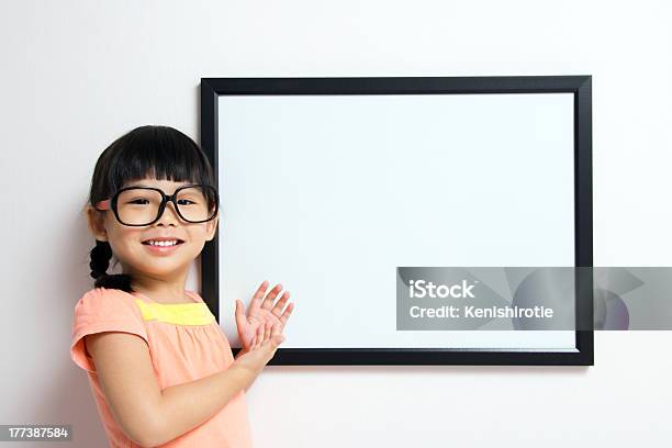 Kleines Mädchen Mit Whiteboard Stockfoto und mehr Bilder von Akademisches Lernen - Akademisches Lernen, Asiatischer und Indischer Abstammung, Auge