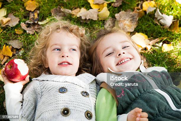 Glückliche Kinder Im Freien Liegen Stockfoto und mehr Bilder von Apfel - Apfel, Baby, Blatt - Pflanzenbestandteile