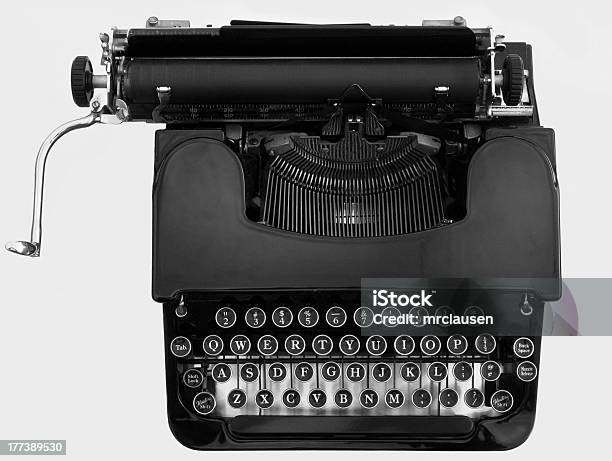 Старая Пишущая Машинка — стоковые фотографии и другие картинки Белый фон - Белый фон, Пишущая машинка, Старый