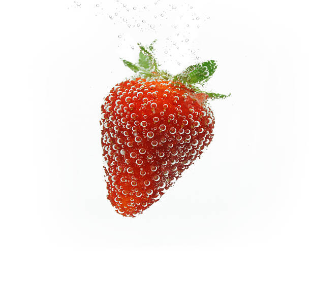 morango na água - wet strawberry macro fruit imagens e fotografias de stock