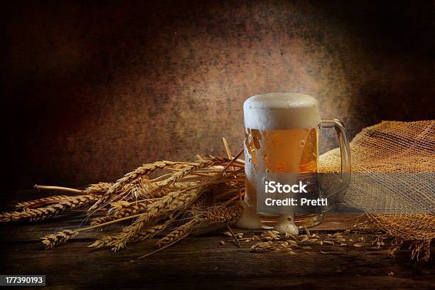 Birra Versato Da Una Tazza Sul Tavolo - Fotografie stock e altre immagini di Becher - Becher, Birra, Legno