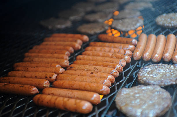 Hotdogs auf dem Grill – Foto