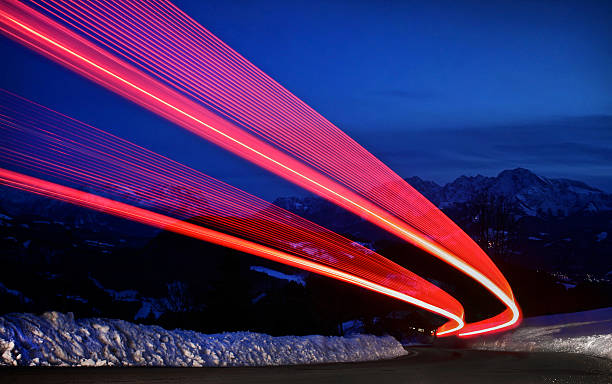 sentiers de lumière sur une autoroute - phare arrière de véhicule photos et images de collection