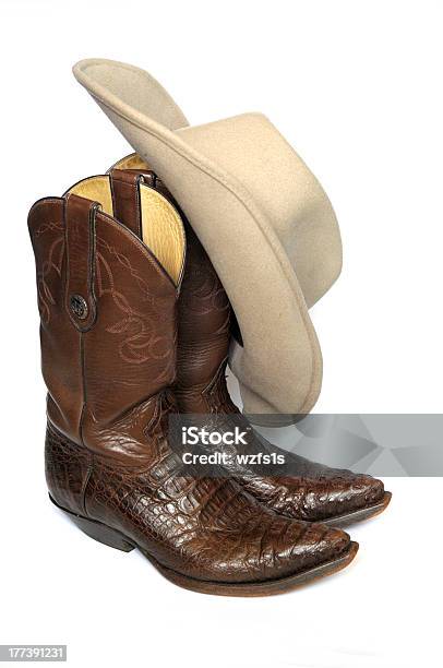 Botas De Cowboy E Marrom Chapéu De Feltro Em Fundo Branco - Fotografias de stock e mais imagens de Bota de Cowboy