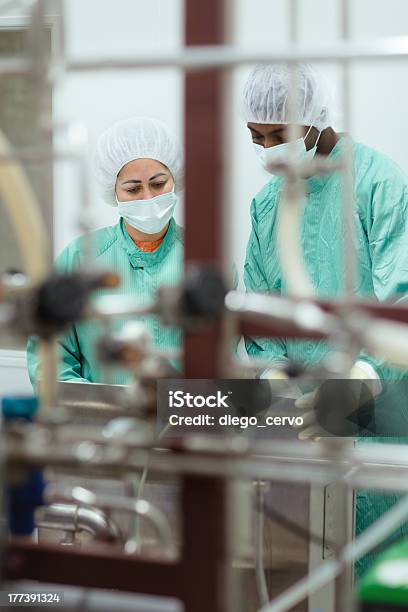 Personal Und Forscher Die Ausstattung Im Biotechnologieindustrie Stockfoto und mehr Bilder von Menschen