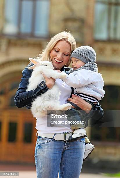 Foto de Jovem Com Uma Fantasia De Coelho Para Seu Filho e mais fotos de stock de 12-17 meses - 12-17 meses, Adulto, Alegria