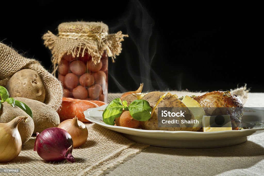 Жакет картофель, овощи и Жареная курица - Стоковые фото Базилик роялти-фри
