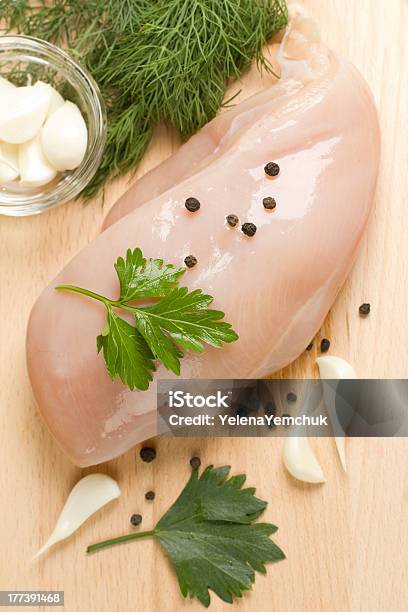 生の鶏胸肉の準備 - たんぱく質のストックフォトや画像を多数ご用意 - たんぱく質, キッチン, コショウ