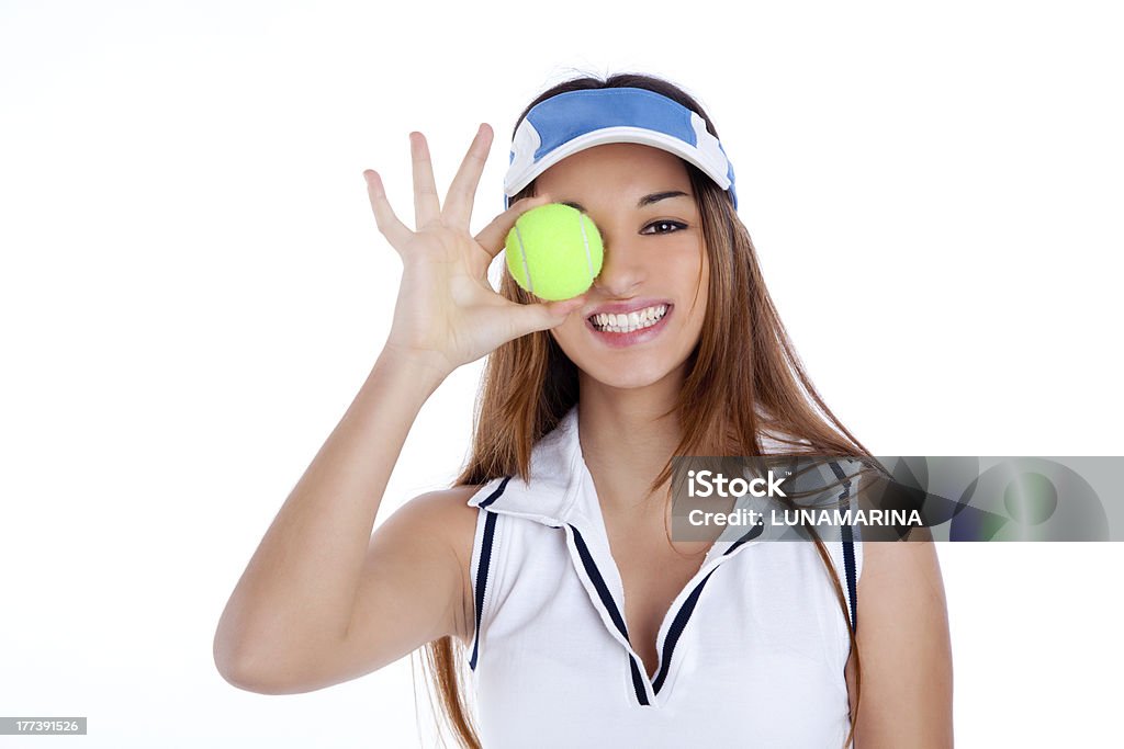 brunette tennis fille robe blanche et une casquette Visière pare-soleil - Photo de Adulte libre de droits