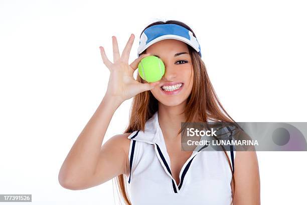 Brunette 테니트 여자아이 인명별 정장용 및 일요일 보호안경 캡 갈색 머리에 대한 스톡 사진 및 기타 이미지 - 갈색 머리, 건강한 생활방식, 공-스포츠 장비