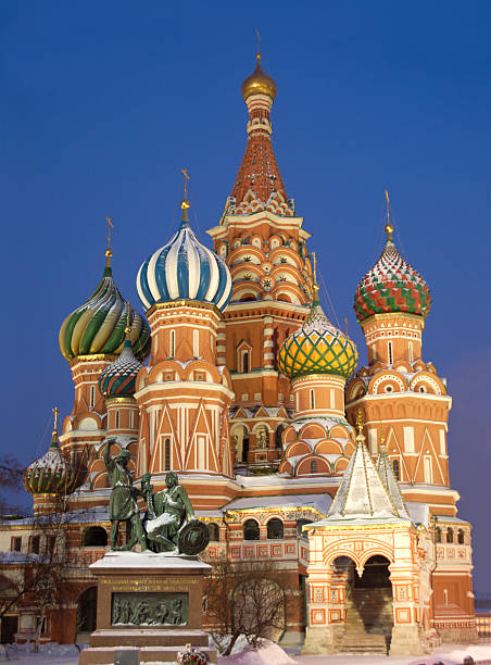 cattedrale di san basilio in piazza rossa a mosca - snow cupola dome st basils cathedral foto e immagini stock