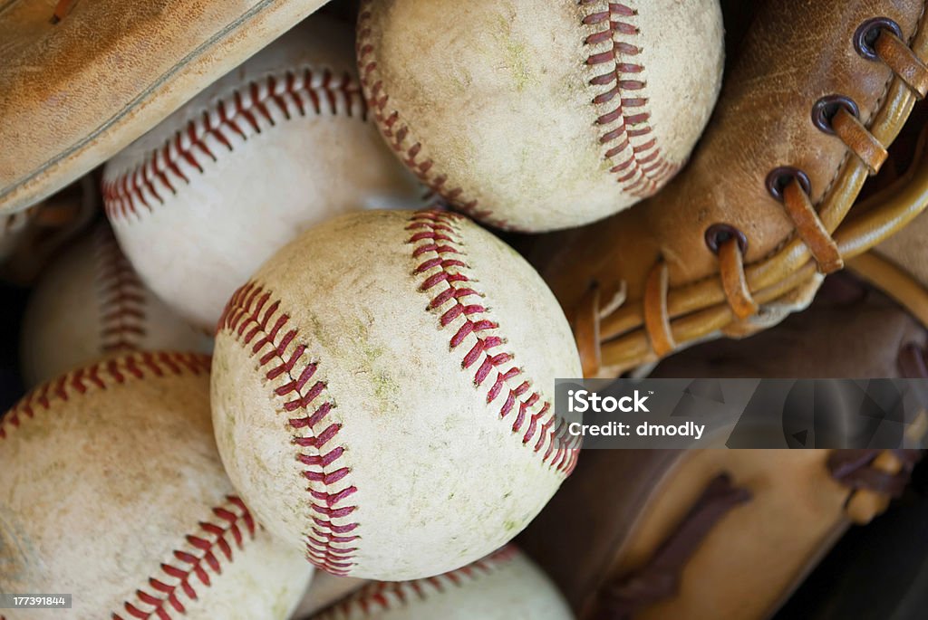 baseballs и перчатки-крупным планом - Стоковые фото Бейсбол роялти-фри