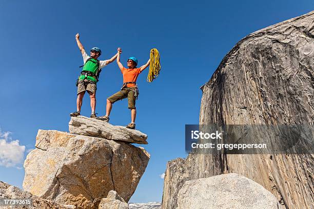 Scalatori Sul Vertice - Fotografie stock e altre immagini di Ambientazione esterna - Ambientazione esterna, Arrampicata su roccia, Attività ricreativa